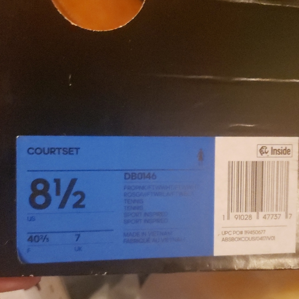 Adidas tennis shoes - Picture 2 of 4